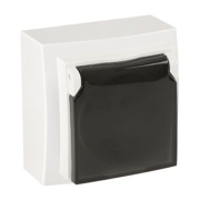 Priză cu capac cu împământare albă/neagră aparentă 16A IP20 220V NILSON Priză cu capac cu împământare albă/neagră aparentă 16A IP20 220V NILSON